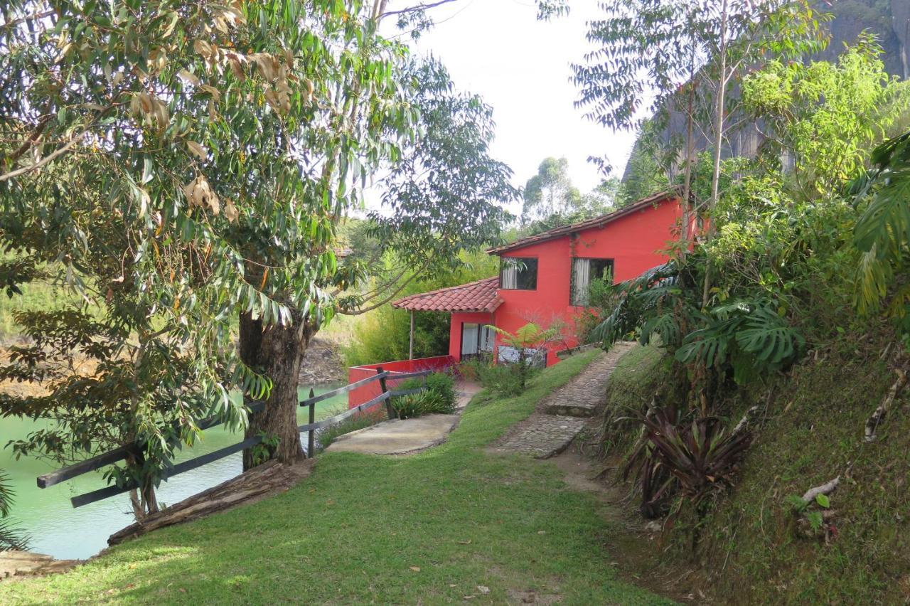 Ecolodge Bahia Del Penon Guatape Exterior photo
