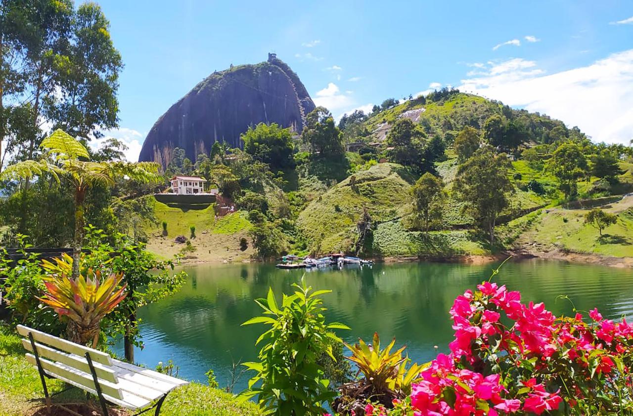 Ecolodge Bahia Del Penon Guatape Exterior photo