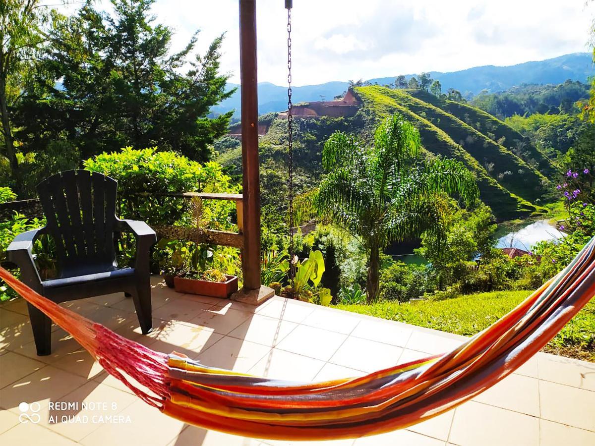 Ecolodge Bahia Del Penon Guatape Exterior photo