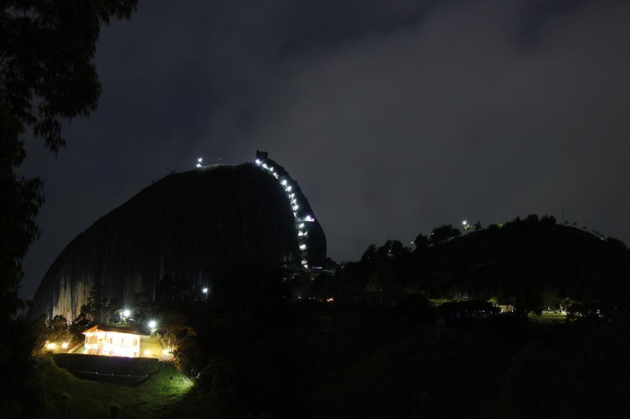 Ecolodge Bahia Del Penon Guatape Exterior photo
