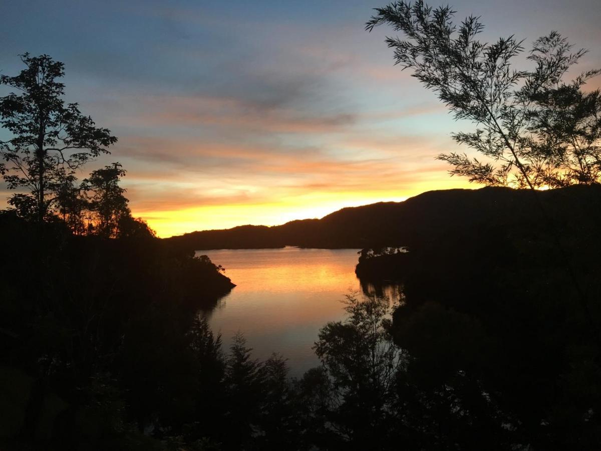Ecolodge Bahia Del Penon Guatape Exterior photo