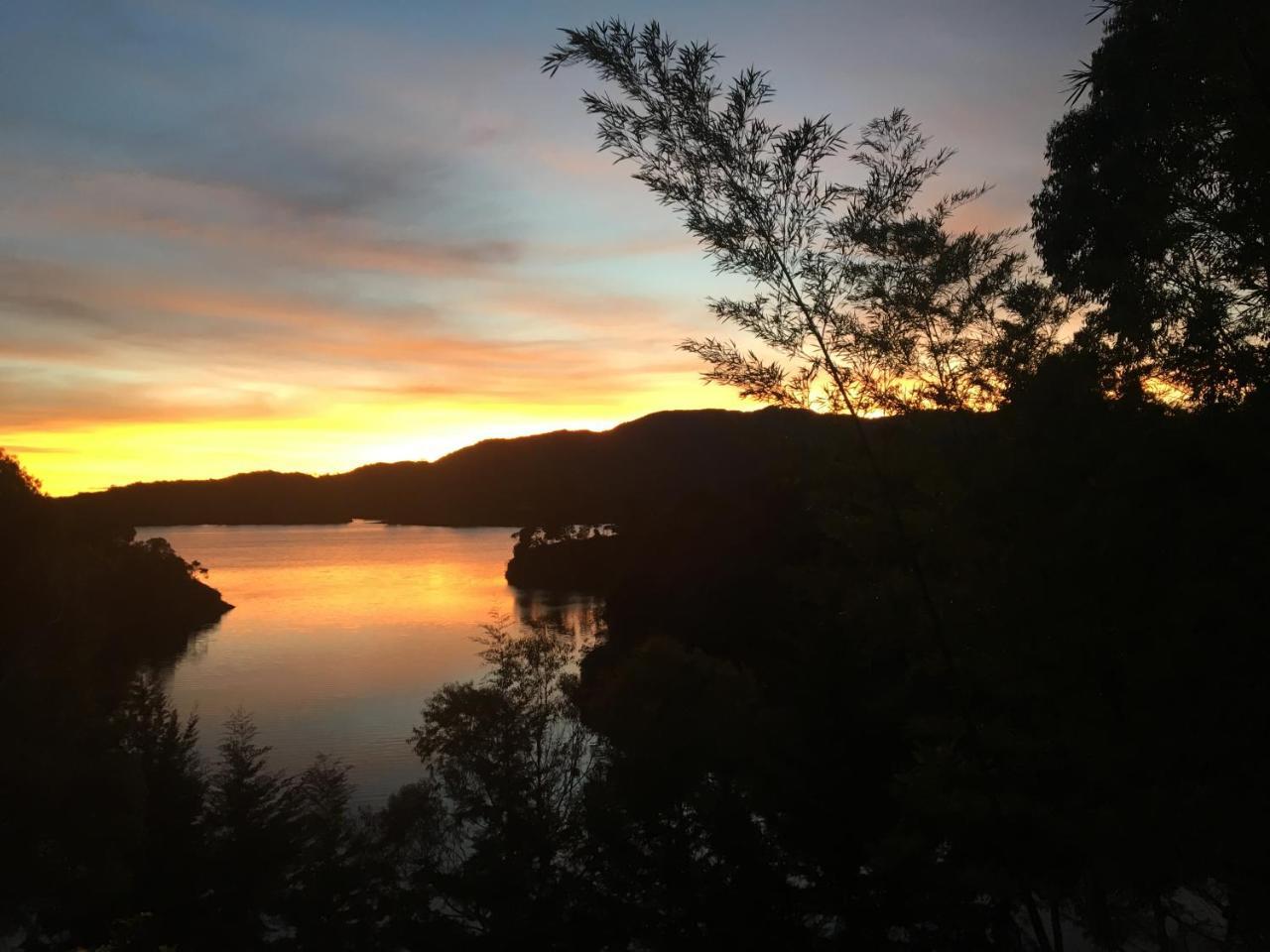Ecolodge Bahia Del Penon Guatape Exterior photo