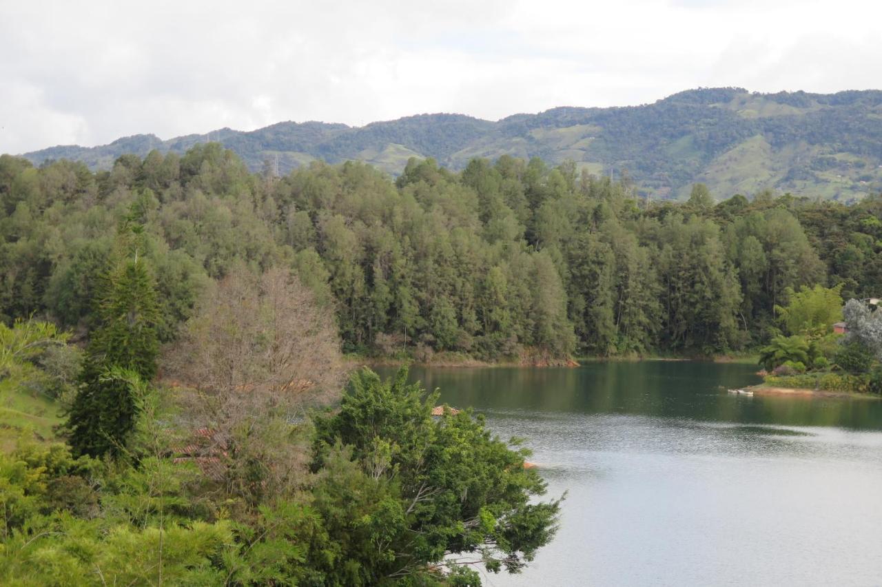 Ecolodge Bahia Del Penon Guatape Exterior photo