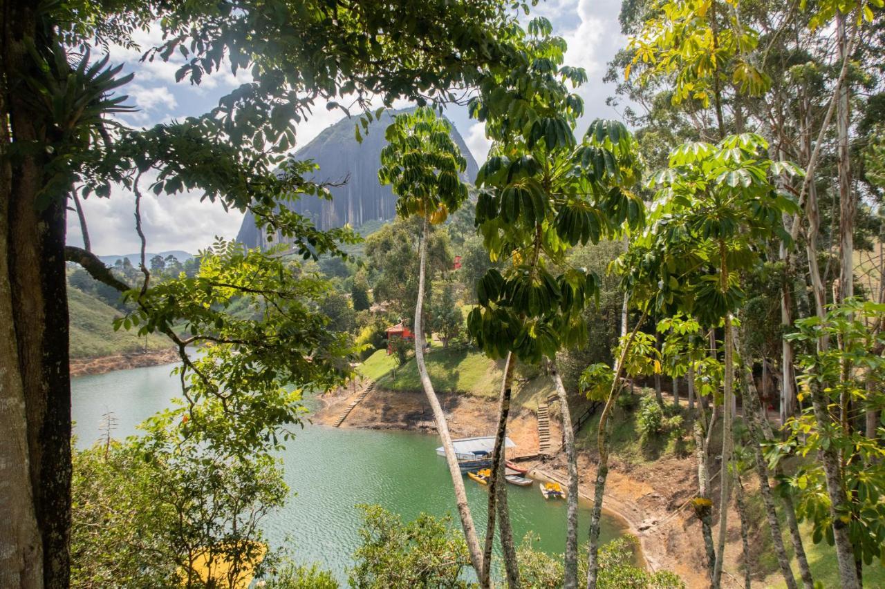 Ecolodge Bahia Del Penon Guatape Exterior photo